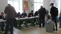 Hned po otevření začaly do místností proudit první voliči - Brno.