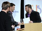 Fotbalista divizních Rosic Petr Malata (vpravo) přebral na slavnostním vyhlášení ankety Sportovec roku 2015 okresu Brno-venkov ocenění pro největšího Sympaťáka roku vyhlašovaného Brněnským deníkem Rovnost.