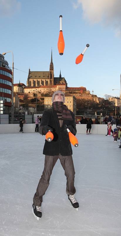 Hned dva akrobatické výkony zároveň museli zvládnout návštěvníci Žonglování na ledě, které uspořádal cirkus Legrando na kluzišti v Nových sadech v Brně.