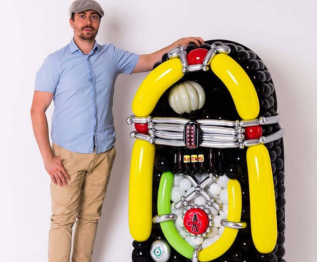 Tomáš Okurek z Brna má netradiční podnikání. Modeluje z balonků zvířata, vytvořil třeba i motorky a další výrobky.