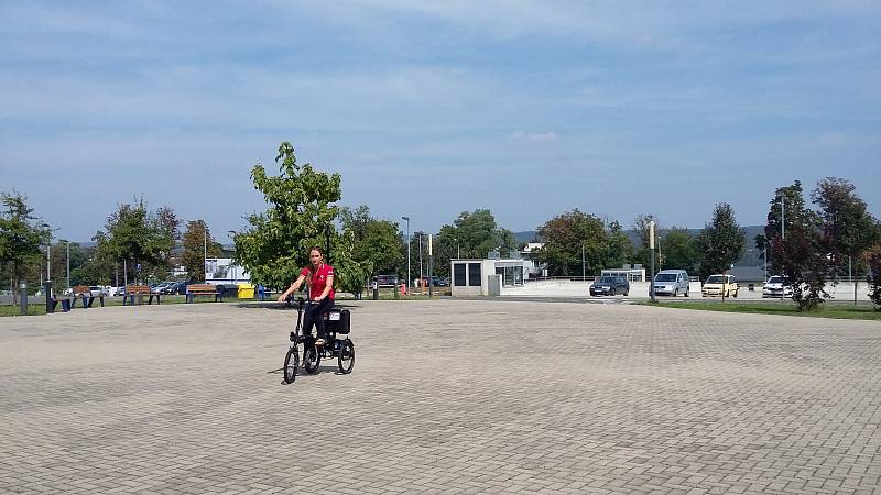 Vozítko, které pomůže vozíčkářům a nevidomým, ve středu poprvé vyjelo před budovu fakulty elektrotechniky Vysokého učení technického.