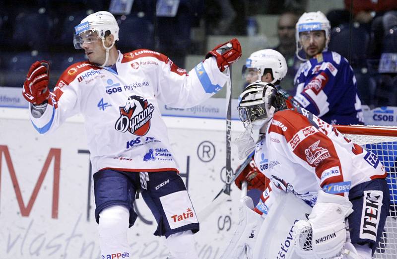 Kometa vyhrála v Pardubicích v osmém extraligovém kole 4:3 v prodloužení. O rozhodující branku se postaral Vojtěch Němec.