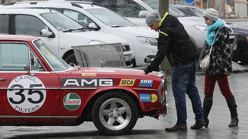 Mercedes Rudá svině před Vaňkovkou v Brně.