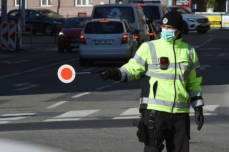 Brno 2.4.2020 - policista v roušce řídí dopravu v křižovatce ulic Veveří a Kotlářská