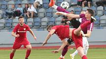 Fotbalisté Bohunic (v červeném) ovládli finálový duel krajského poháru. Lanžhot ve Znojmě porazili 3:2 po penaltovém rozstřelu.