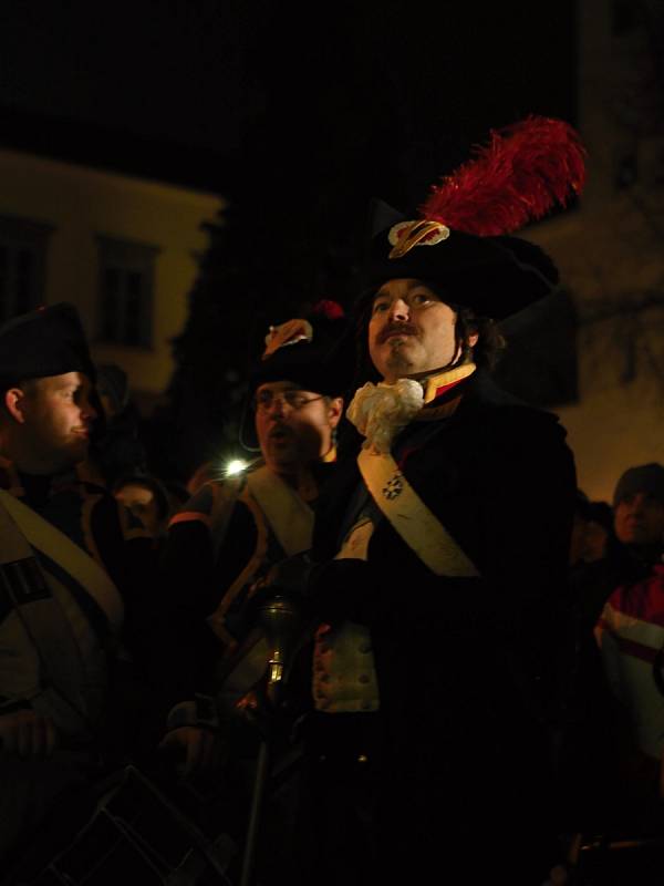 Centrem města Brna prošel historický průvod vojska s císařem Napoleonem. Brňané si tak připomněli slavkovskou bitvu.