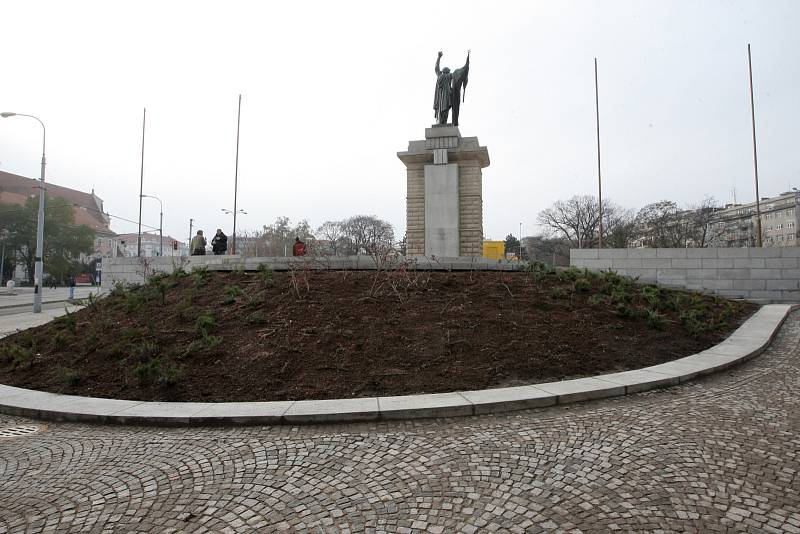 Zrekonstruovaný park na Moravském náměstí a u Janáčkova divadla.