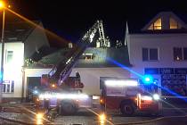 V brněnské Bystric hořel v pondělí přístavek a střecha rodinného domu.