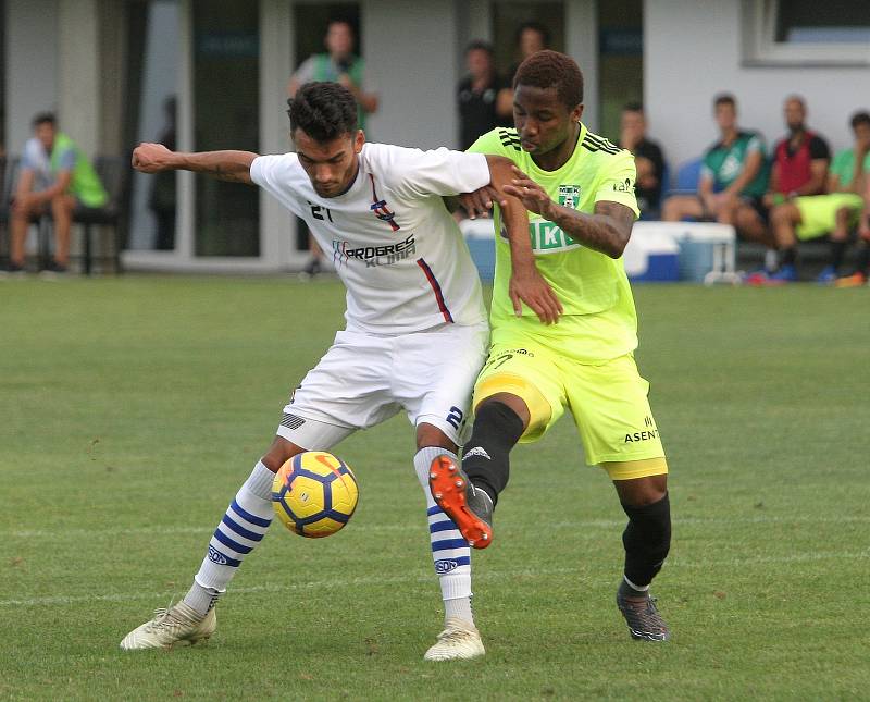 Fotbalisté Líšně (bílé dresy) podlehli v poháru prvoligové Karviné jasně 0:4.