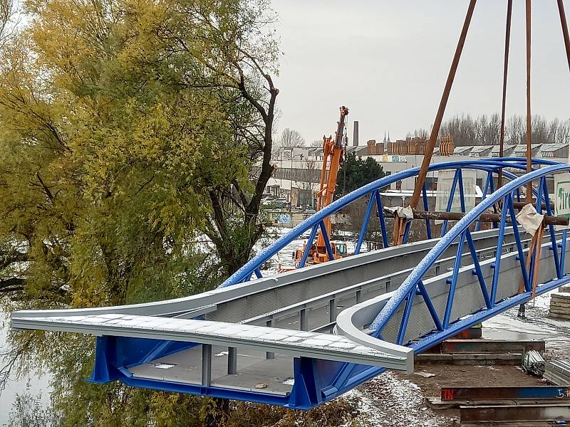 Stavbaři v úterý ráno umisťovali lávku pro pěší přes řeku Svitavu u Tomkova náměstí v Brně.