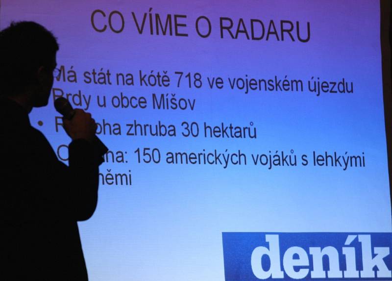 Krajský šéfredaktor Deníku Rovnost Pavel Macků moderuje diskuzi o radaru.