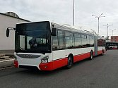 Brněnský dopravní podnik převzal nový kloubový autobus. Jezdí na CNG a má i klimatizaci. Jde o první z šedesátky vozů, které za 483 milionů korun nakoupil.