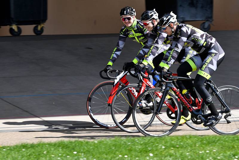 Trénink dráhových cyklistů Dukla Brno na velodromu.