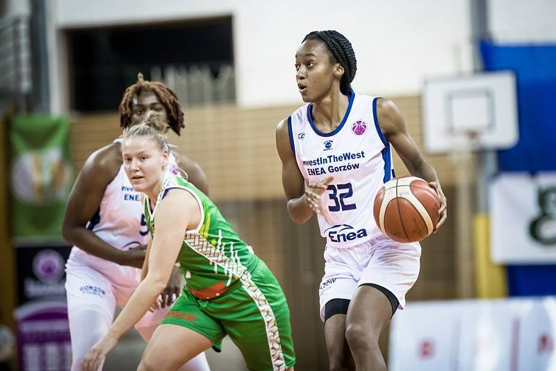 Basketbalistky KP Brno (v zeleném) při eurocupovém duelu proti polskému Gorzówu.