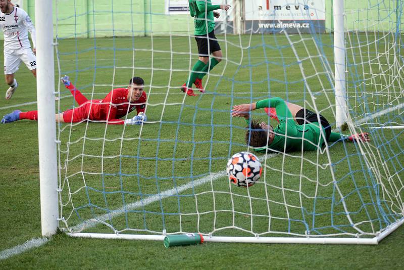 Líšeňští fotbalisté (v bílém) zdolali Příbram na domácím hřišti 4:1.