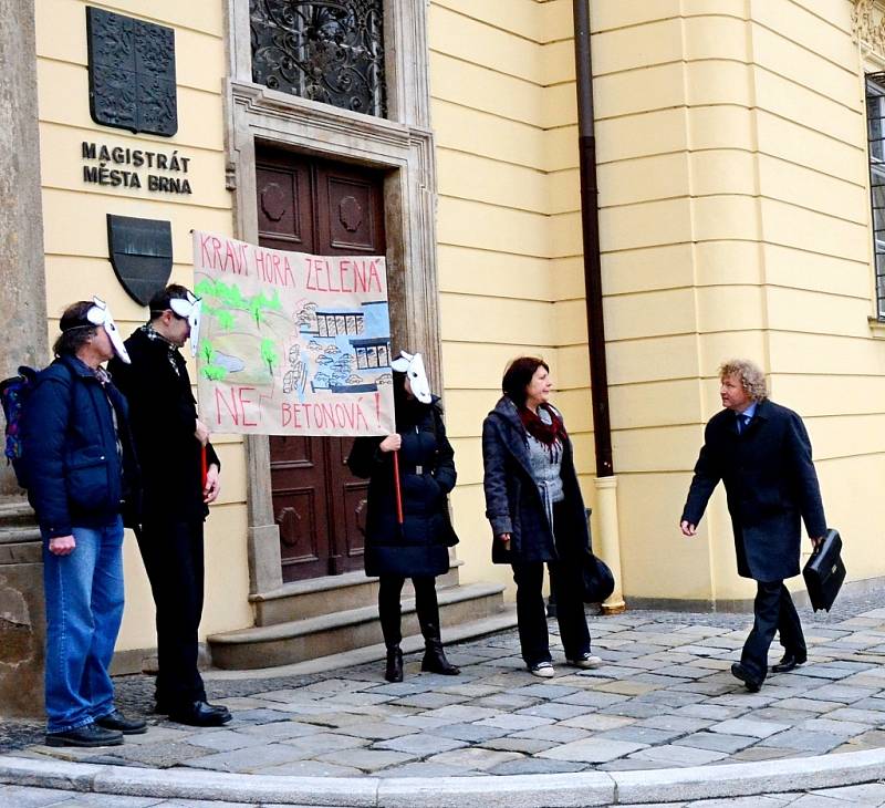 Protestní akce občanského sdružení Masarykova čtvrť na úterním zasedání zastupitelstva města Brna.