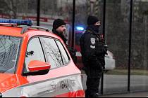 Policisté od pondělního rána zasahují v brněnské Holandské ulici. V jedné z tamních budov vyhrožoval ozbrojený muž. Z objektu evakuovali dvě stě lidí.