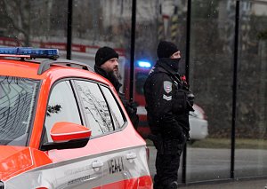 Policisté od pondělního rána zasahují v brněnské Holandské ulici. V jedné z tamních budov vyhrožoval ozbrojený muž. Z objektu evakuovali dvě stě lidí.