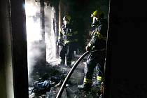 Při požáru v Holasicích se zranily dvě ženy, oheň zachvátil rodinný dům.