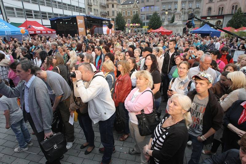 Roman Šebrle spolu s kolegyní Gabrielou Kratochvílovou uváděl zprávy přímo z náměstí Svobody.