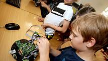 Ve středu děti soutěžily v Základní škole Novolíšeňská v Brně, kdo naprogramuje toho nejlepšího robota.