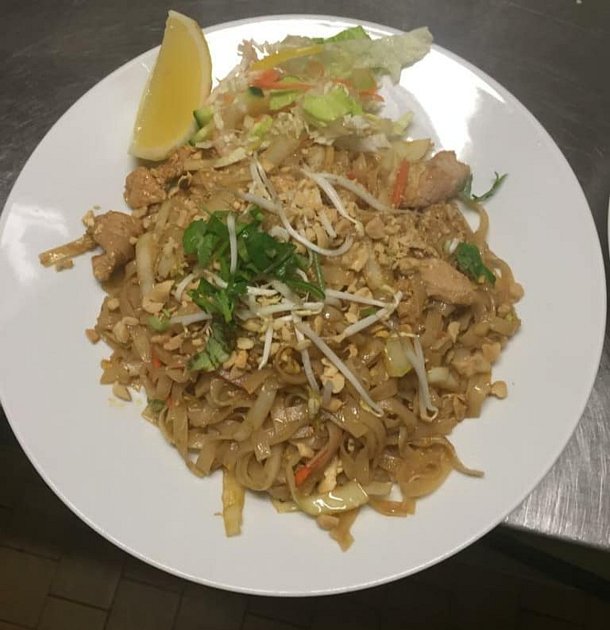 Vyhlášená thajská klasika Phad Thai Kai z nabídky menu v laosko-thajské restauraci Sabaidy v Brně.