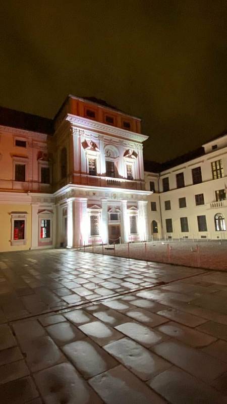 Ve středu 16. února se rozzářily významné budovy napříč republikou sokolskými barvami u příležitosti 160 let od založení organizace. Na snímku je pražský Michnův palác.