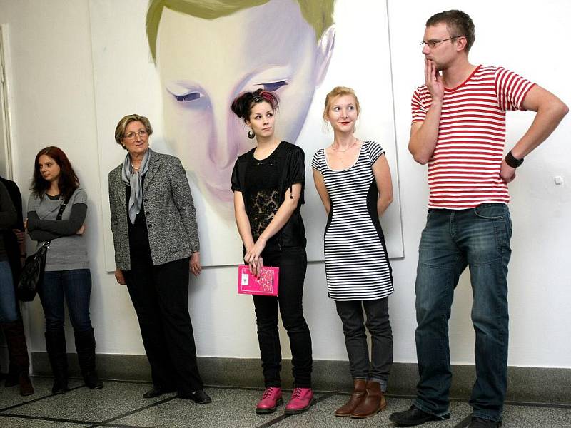 Trojice studentů Fakulty výtvarných umění Vysokého učení technického v Brně vystavuje v brněnské poliklinice Zahradníkova.