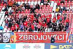 Fotbalisté Zbrojovky (v červeném) v šestém kole nejvyšší soutěže podlehli na domácím hřišti Karviné 0:2.