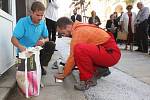 Oběti nacistické genocidy připomínají zlaté kostky. Ve městě je památečních kamenů Stolpersteine uctívajících památku židovských obětí devětasedmdesát. Posledních osmnáct přibylo ve středu.