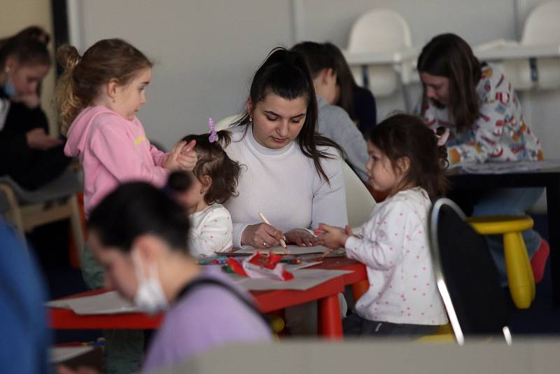 Asistenční centrum pomoci uprchlíkům na brněnském výstavišti a stavba dětského koutku z darů firmy Ikea.