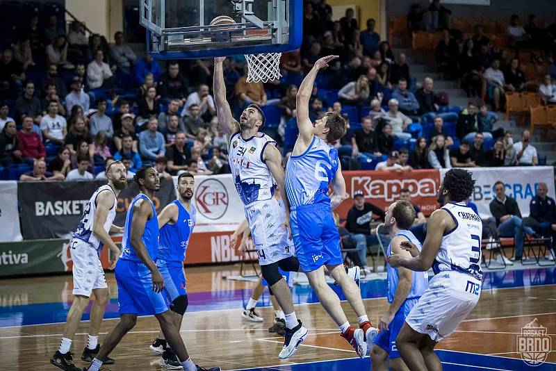 Basket Brno (v bílém) na úvod sezony před domácím publikem porazil pražskou Slavii 92:79.