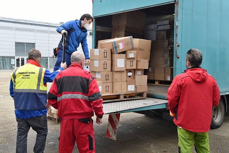 Navážení zdravotnického materiálu do provizorní nemocnice na brněnském výstavišti.