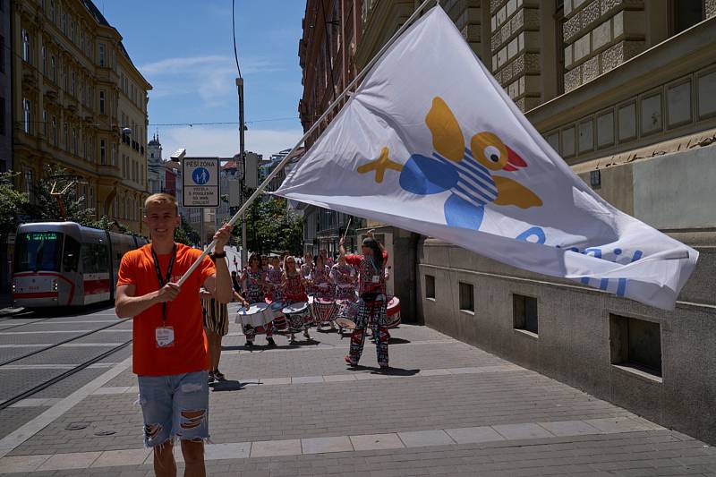 Letní evropské hry handicapované mládeže Emil Open začaly ve středu slavnostním zahajovacím ceremoniálem, na němž nechyběl průvod vlajkonošů, pochod bubeníků centrem Brna ani tradiční benefiční show Jana Krause Z očí do očí.