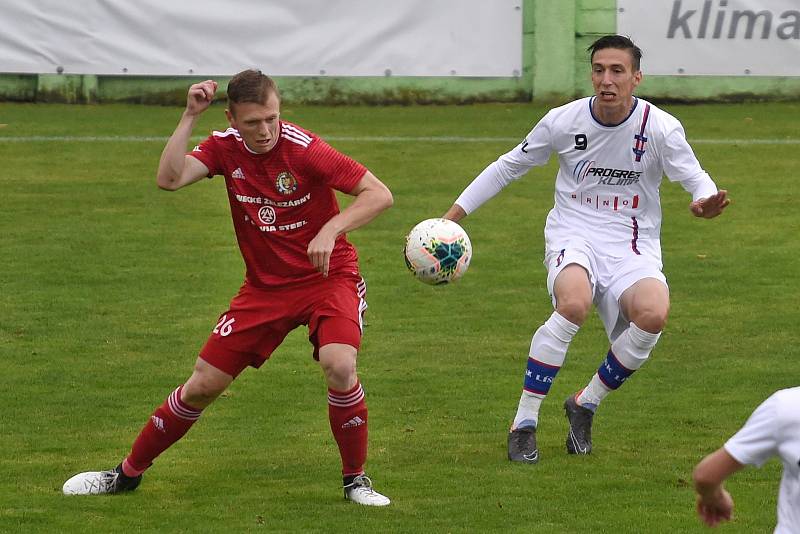 V přátelském utkání v letní přípravě Líšně se zatím neobjevil záložník Tomáš Machálek (v bílém).