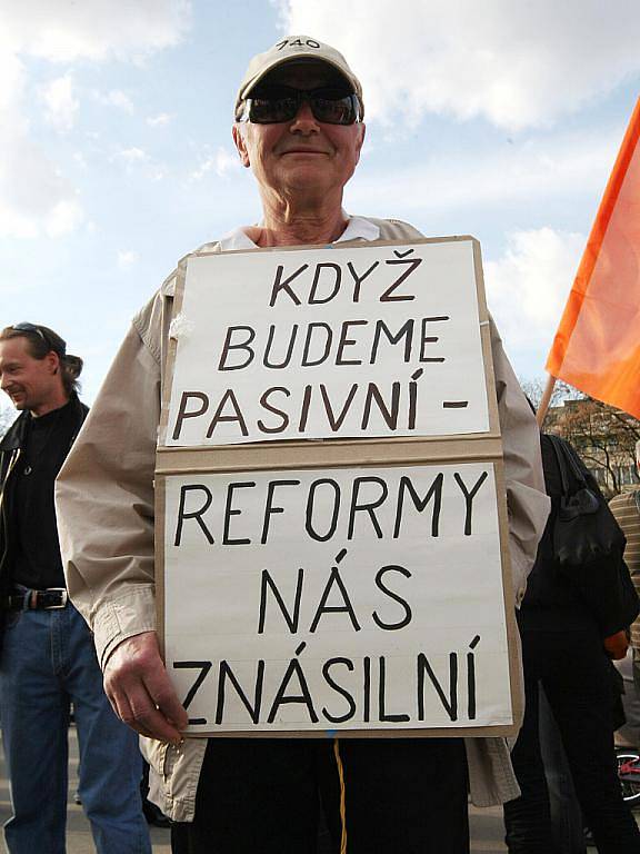 Až pět set nespokojených lidí se sešlo ve čtvrtek na Moravském náměstí v Brně, aby protestovali proti vládním reformám.