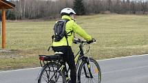 Odstup jeden a půl metru by měli dodržovat řidiči při předjíždění cyklistů podle nového návrhu.