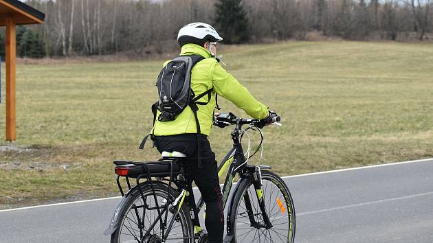 Odstup jeden a půl metru by měli dodržovat řidiči při předjíždění cyklistů podle nového návrhu.