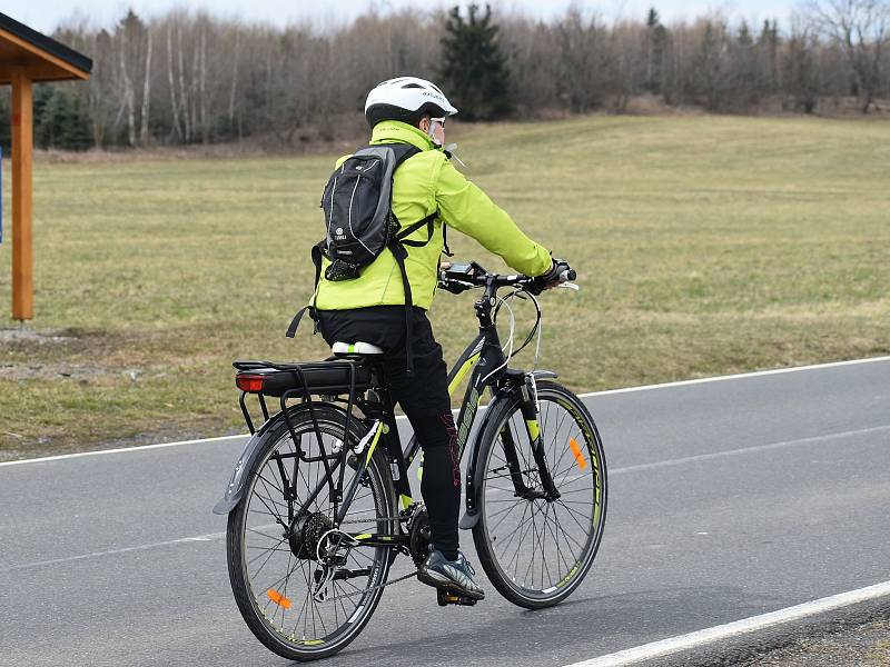 Odstup jeden a půl metru by měli dodržovat řidiči při předjíždění cyklistů podle nového návrhu.