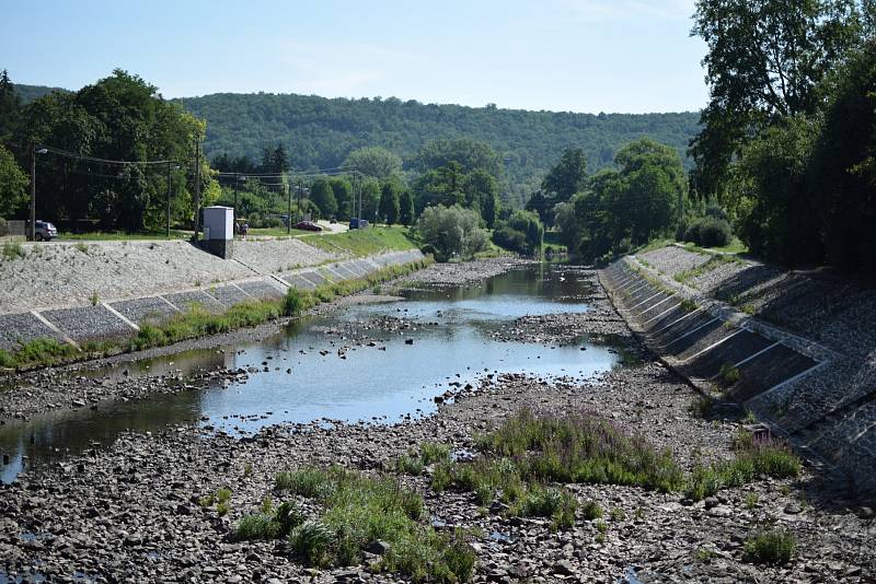 Hráz Brněnské přehrady drží vodu, kterou využívají lidé ke koupání a energetici k výrobě elektřiny.