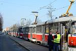  Obrnit trpělivostí se museli lidé, kteří v úterý kolem poledne cestovali v Brně tramvají od Semilassa k Moravskému náměstí. Provoz na kolejích se totiž na hodinu a čtvrt kvůli technické závadě na tramvaji zastavil a cestující museli čekat.