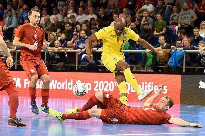 Brno 3.2.2020 - kvalifikační turnaj na futsalové MS 2020 - ČR Tomáš Koudelka (červená) Rumunsko Carlos-Henrique Ribeiro (žlutá)