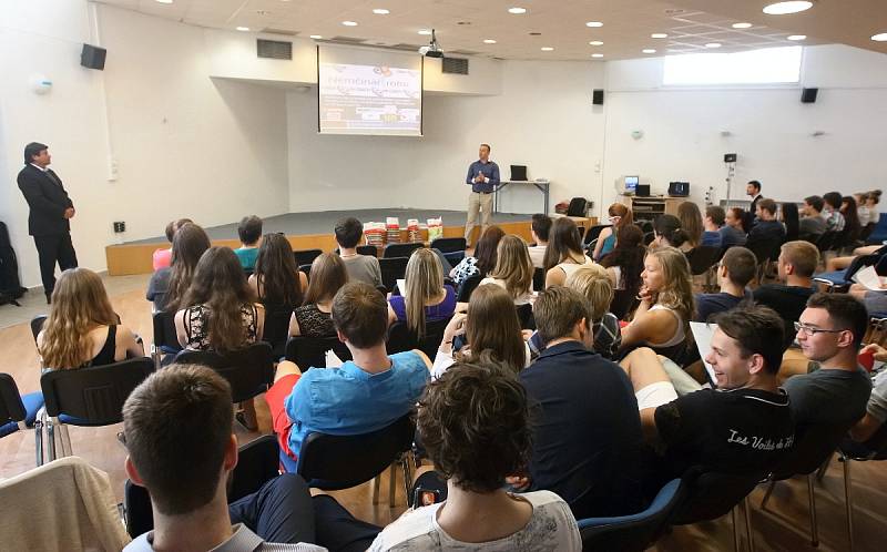 Mezi 126 školami z celé České republiky, které se zúčastnily soutěže o Němčináře roku, jazyk ovládají nejlépe studenti z brněnského Gymnázia Matyáše Lercha. 