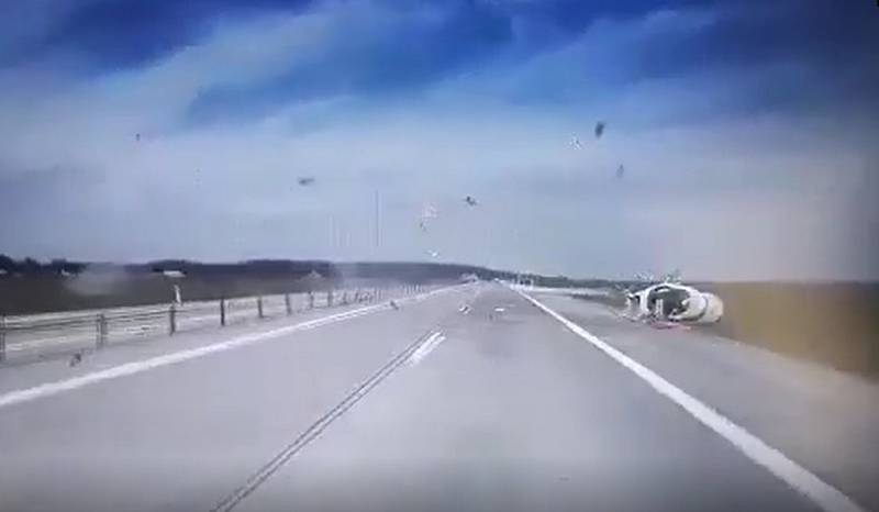 Auta unikla těsně, u dálnice se zřítil vírník. Zraněného pilota vytáhli řidiči.