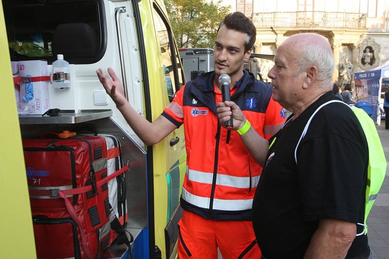 Záchranáři, hasiči a policisté uspořádali na Moravském náměstí v Brně akci zaměřenou na prevenci v dopravě s názvem „Ať nás vidí, ten kdo řídí“.