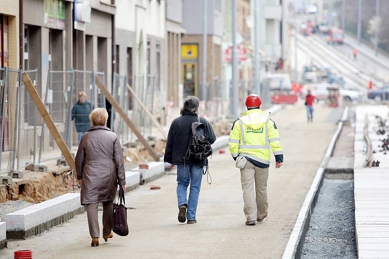 Dělníci v současné době mohutně pracují na ulici Milady Horákové, zároveň ale musejí umožnit lidem průchod frekventovanou ulicí. Občas se obě skupiny navzájem střetávají. 