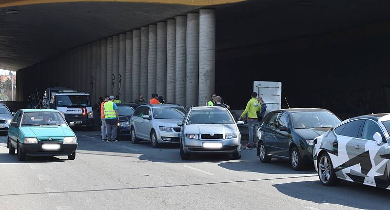  Hromadná dopravní nehoda sedmi aut zdržela v sobotu řidiče projíždějící brněnskou Porgesovou ulicí. Ačkoli byl úsek u benzínové pumpy ve směru do Králova Pole průjezdný jedním pruhem, v místě se tvořily kolony.