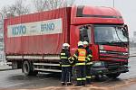 Nehoda dvou kamionů v ulici Bedřichovická.