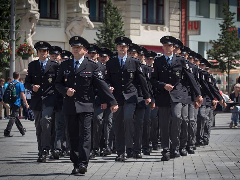 Mladí policisté v pátek na náměstí Svobody slavnostně složili slib. Na náměstí se rozdávala také ocenění.