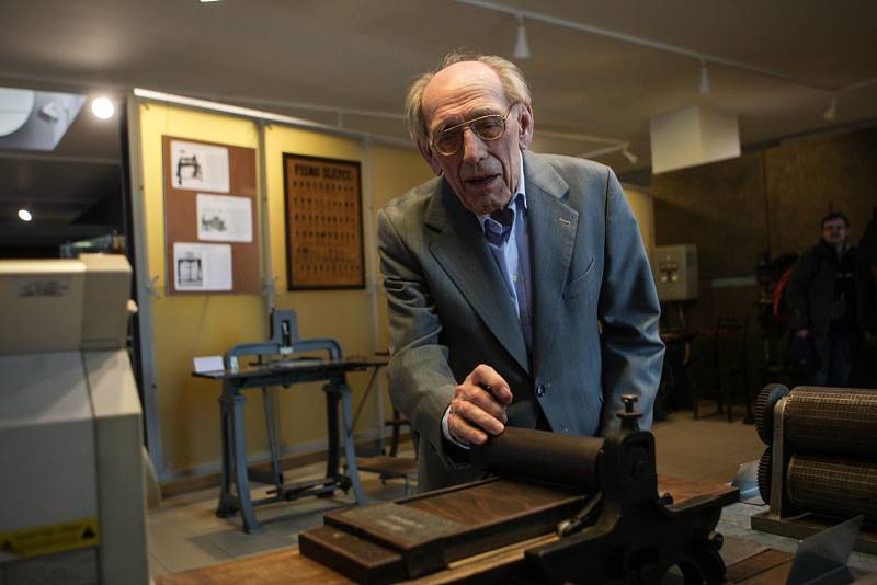 Technické muzeum v Brně zahájilo pondělní vernisáží novou výstavu s názvem Kdo je Josef Smýkal, která se začlení do zdejší expozice Kultura nevidomých.
